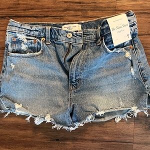 Abercrombie Mom Short size 6